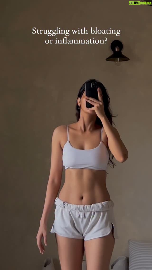 Rajni Yadav - 4.6K Likes - 1. Fruit   heavy meals 🍝🍓
Fruits digest fast, but with a full meal they ferment → gas & bloat.
Tip: Eat fruit alone or before meals.

2. Too much protein   starchy carbs 🥩🍚
Heavy combo = slow digestion and fatigue.
Tip: Balance portions and add greens.

3. Dairy   gluten 🧀🍞
A common inflammation duo—causes puffiness and bloating.
Tip: Try almond milk or sourdough instead.

4. Sugar   fat together 🍰
Spikes blood sugar   slows digestion.
Tip: Save this for the treat days.

5. Raw veggies   heavy protein 🥗🍳
Hard to digest together = gas & discomfort.
Tip: Lightly cook or sauté veggies.

6. Carbonated drinks with meals 🥤
Adds gas → instant bloat.
Tip: Go for warm water or herbal teas.

7. Beans   starchy carbs 🫘🍠
Too much fiber   starch = bloating.
Tip: Soak beans & add greens.

Your gut’s not overreacting—you just need better combos 💚
.
.
.
.
.
.
.
.
.

#Debloat #GutHealth #wellnessgirlvibes #bloatfreelife 
#instagood #instagram #reels #explore #reelsinstagram #insta #instadaily #instalike #explorepage #trendingreels
