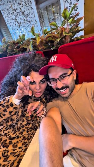 Rakhi Sawant Instagram - Dekhiye Rakhi Sawant original hai, sab clone ban sakti hai. Sab copy kar sakte hain