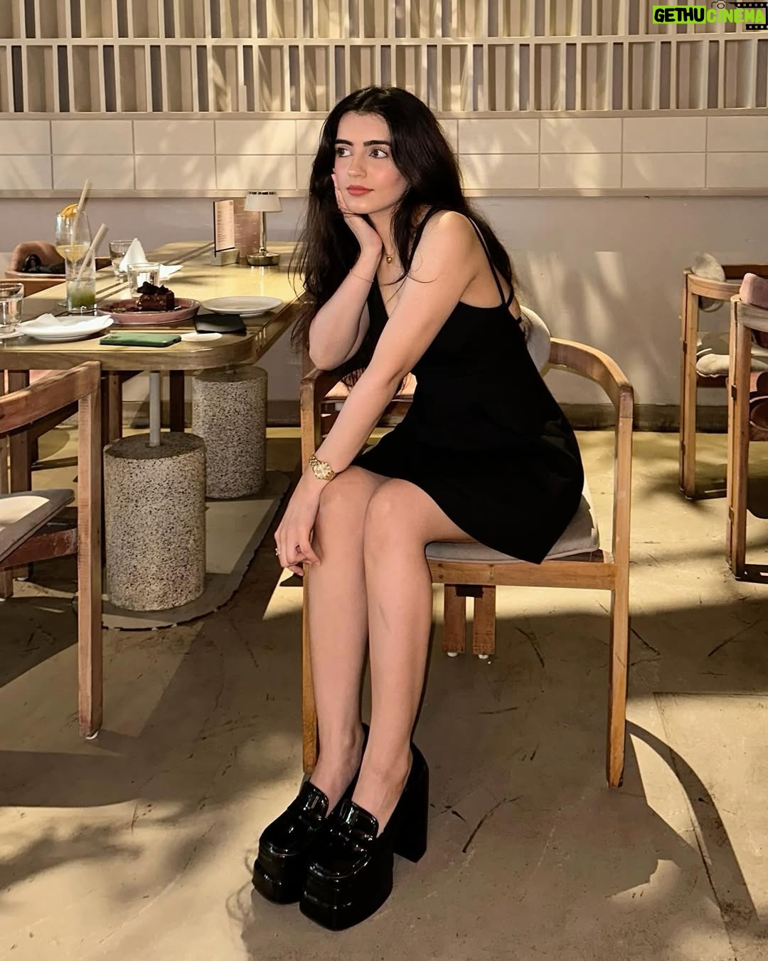 Ramy - 8.5K Likes - Those red flags be heart shaped tho🚩❤️❤️
Heels @shoplittlebox_india 

📍 @julietteristorante @connektingdotsindia