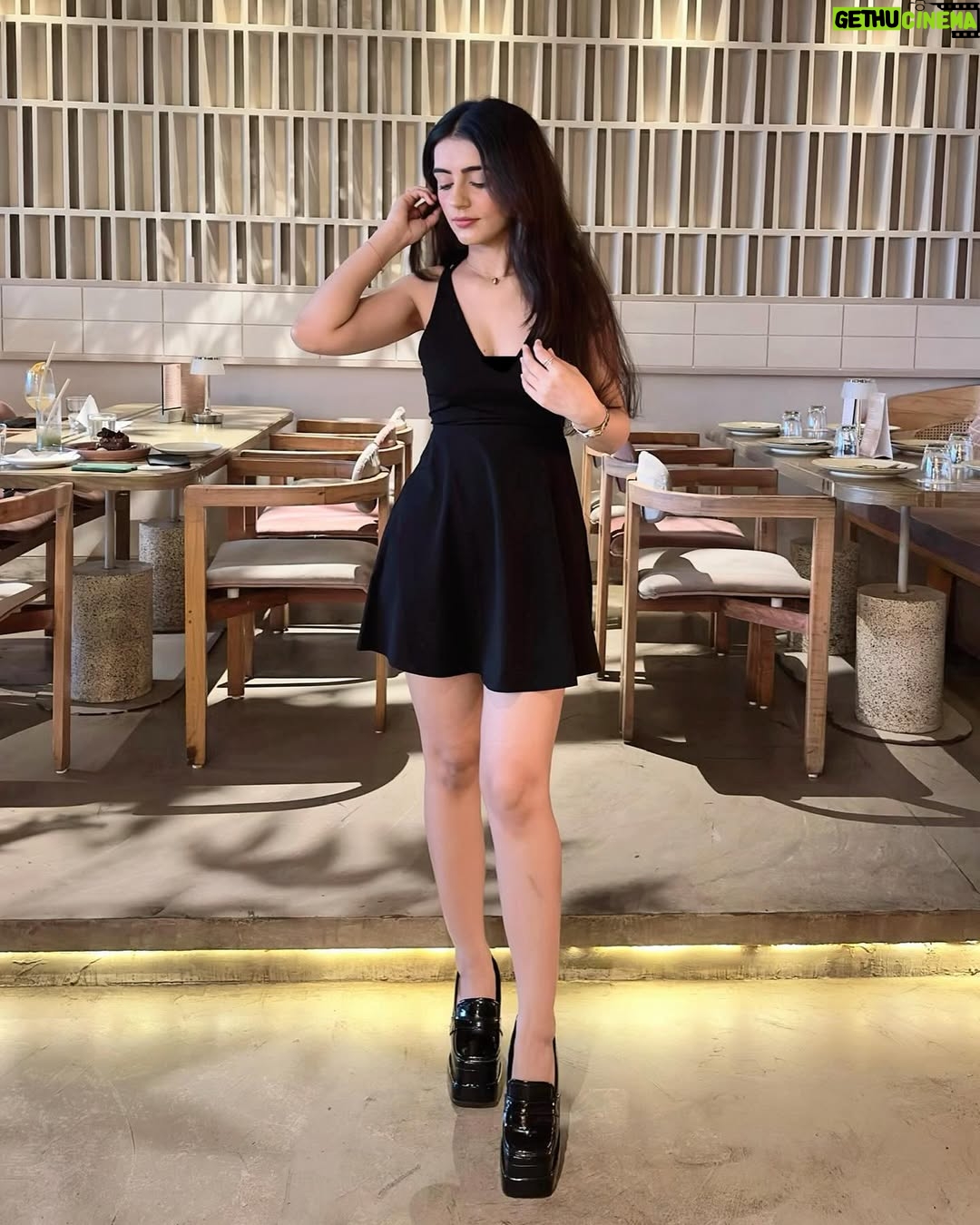 Ramy - 8.5K Likes - Those red flags be heart shaped tho🚩❤️❤️
Heels @shoplittlebox_india 

📍 @julietteristorante @connektingdotsindia