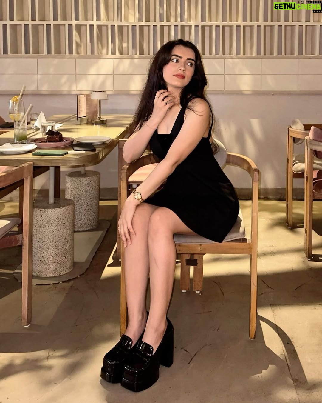 Ramy - 8.5K Likes - Those red flags be heart shaped tho🚩❤️❤️
Heels @shoplittlebox_india 

📍 @julietteristorante @connektingdotsindia