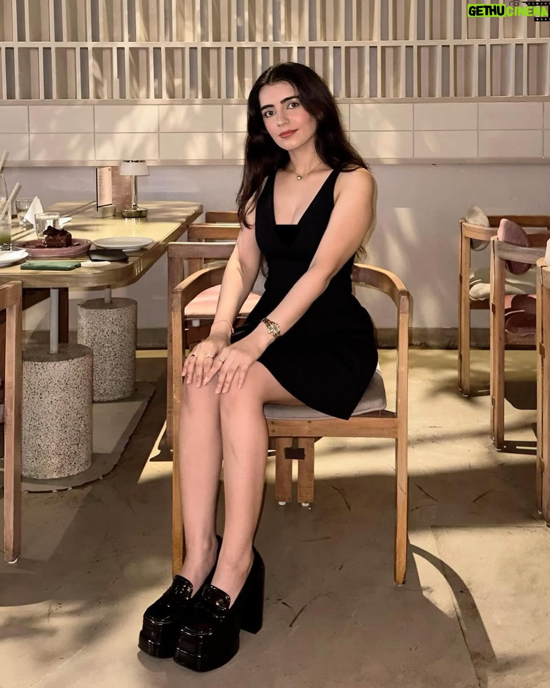 Ramy - 8.5K Likes - Those red flags be heart shaped tho🚩❤️❤️
Heels @shoplittlebox_india 

📍 @julietteristorante @connektingdotsindia