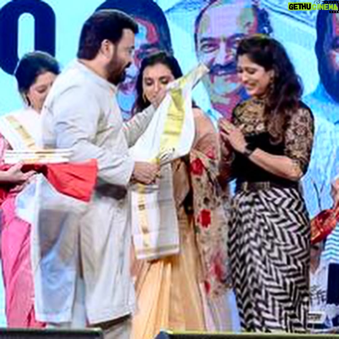 Ranjini Jose - 3K Likes - I’m out of words to express this moment ❤️

It was just surreal and I’m still reeling from this 

The heart to embrace every artist small or big comes from the largest of hearts and that speaks volumes about the legend @mohanlal 🙏🏽🙏🏽

Onnum ithil kooduthal parayaan kazhiyunnilla 

Nanni mathram ❤️😍🙏🏽