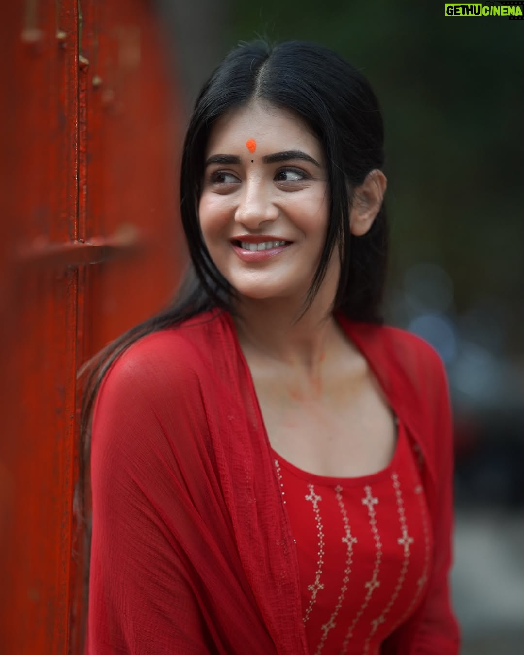 Rashi Singh - 460.7K Likes - leave a caption ♥️