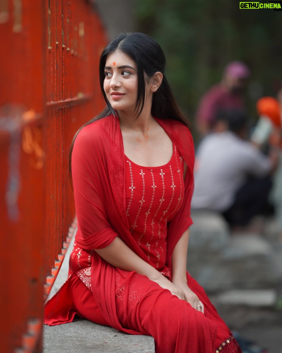 Rashi Singh - 460.7K Likes - leave a caption ♥️