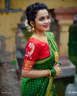 Rashmi Anpat Instagram - साडी आणि मी = ????
तुम्हाला काय वाटतं comment मध्ये सांगा..🙂💕
 
MUH- @ashishadak_makeupartist 

#marathi #traditional #chandrakor #bindi #indian #actress #blessed #grateful #curlyhairgirl #rashmianpat