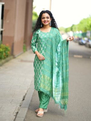 Rashmi Anpat Instagram - Dress season in full bloom🌸

.
#sundari  #photooftheday #trending #happyme #smile #positivevibes #goodhairdays #curlyhairgirl #rashmianpat