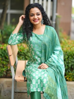 Rashmi Anpat Instagram - Dress season in full bloom🌸

.
#sundari  #photooftheday #trending #happyme #smile #positivevibes #goodhairdays #curlyhairgirl #rashmianpat