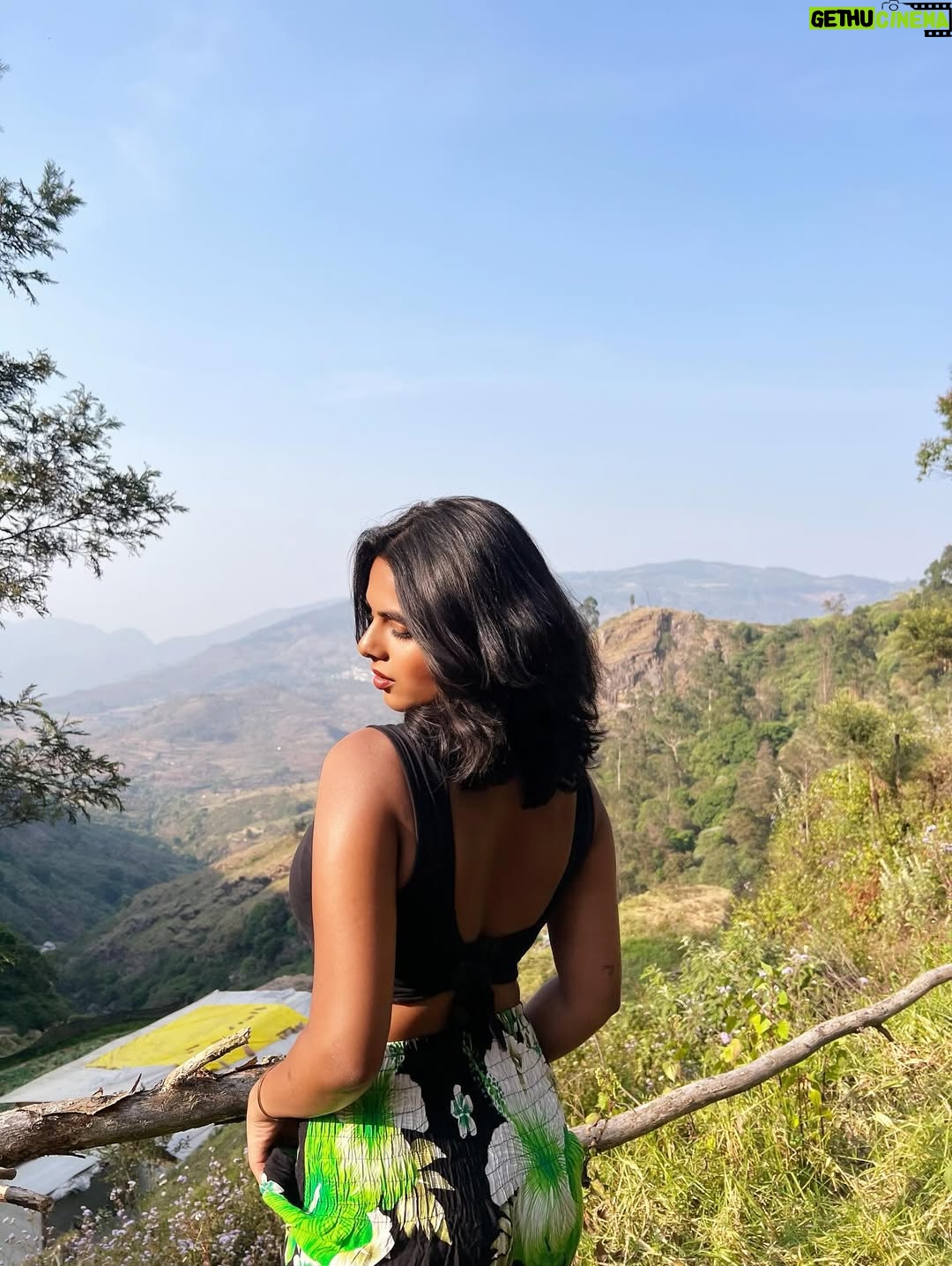 Rashmi Tanu - 4.6K Likes - Tell people which foot hurts and you’ll see which foot they accidentally step on.