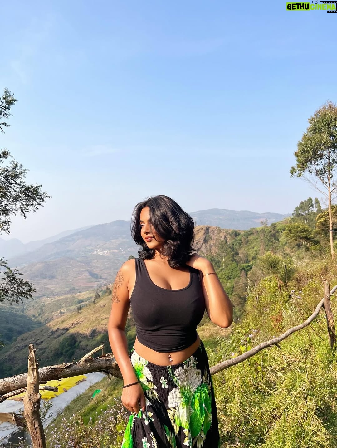 Rashmi Tanu - 4.6K Likes - Tell people which foot hurts and you’ll see which foot they accidentally step on.