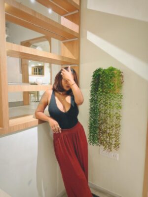 Rashmi Tanu Instagram - Idc how much you can lift, if you can’t beat lust you’re still weak.
.
.
.
Outfit: @zara