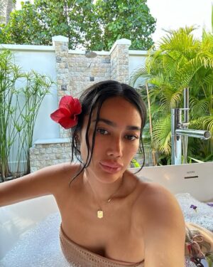 Ratu Felisha Instagram - Island girl 🌴