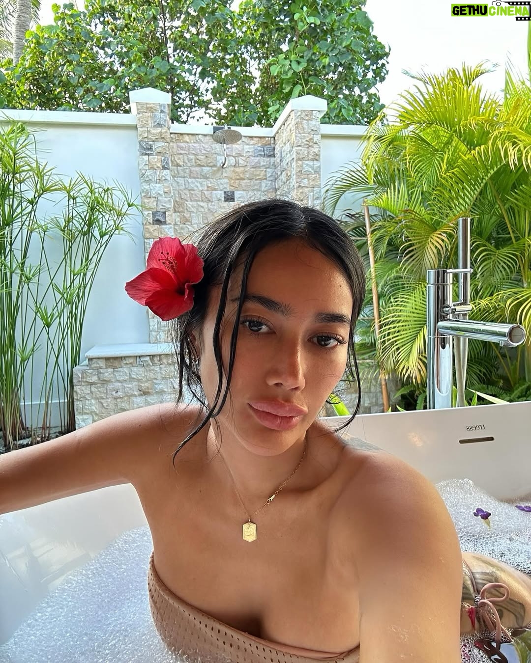 Ratu Felisha - 3 Likes - Island girl 🌴
