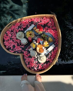 Ratu Felisha Instagram - Just over here making salad in the tub witches witches @asteraseminyak @iniviehospitality 
#asteraseminyak #iniviehospitality