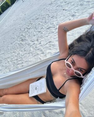 Ratu Felisha Instagram - Island girl 🌴
