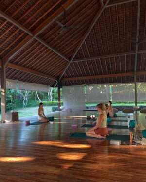 Ratu Felisha Instagram - At first, I thought becoming a yoga teacher would just be another milestone, something to tick off my bucket list. But after 200 hours @samastiyoga of asana, philosophy, and studying the human body, I realized it was so much more than that. 🧘🏻‍♀️

I’m beyond grateful for this experience. It wasn’t easy at the beginning, but every challenge was worth the growth.

A huge shoutout to all my teachers, thank you for waking my brain up from its long hibernation. You’ve challenged and inspired me in the best way possible. 

In the end, it’s not just about reaching the goal. It’s about the journey, and the beautiful friendships formed along the way. 🤍🦋🫶🏾