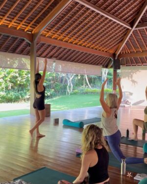 Ratu Felisha Instagram - At first, I thought becoming a yoga teacher would just be another milestone, something to tick off my bucket list. But after 200 hours @samastiyoga of asana, philosophy, and studying the human body, I realized it was so much more than that. 🧘🏻‍♀️

I’m beyond grateful for this experience. It wasn’t easy at the beginning, but every challenge was worth the growth.

A huge shoutout to all my teachers, thank you for waking my brain up from its long hibernation. You’ve challenged and inspired me in the best way possible. 

In the end, it’s not just about reaching the goal. It’s about the journey, and the beautiful friendships formed along the way. 🤍🦋🫶🏾