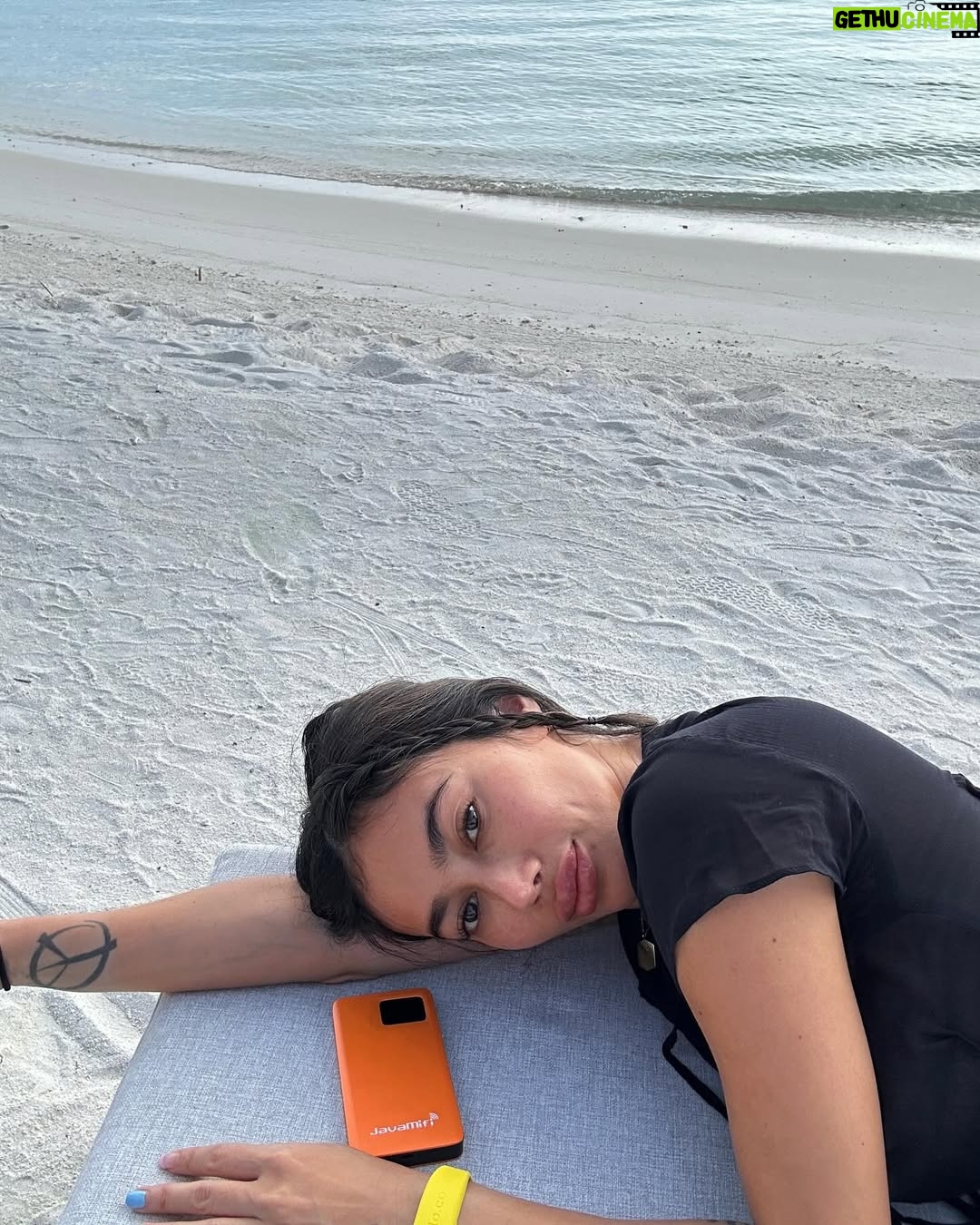 Ratu Felisha - 3 Likes - Island girl 🌴
