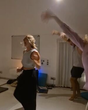 Ratu Felisha Instagram - At first, I thought becoming a yoga teacher would just be another milestone, something to tick off my bucket list. But after 200 hours @samastiyoga of asana, philosophy, and studying the human body, I realized it was so much more than that. 🧘🏻‍♀️

I’m beyond grateful for this experience. It wasn’t easy at the beginning, but every challenge was worth the growth.

A huge shoutout to all my teachers, thank you for waking my brain up from its long hibernation. You’ve challenged and inspired me in the best way possible. 

In the end, it’s not just about reaching the goal. It’s about the journey, and the beautiful friendships formed along the way. 🤍🦋🫶🏾
