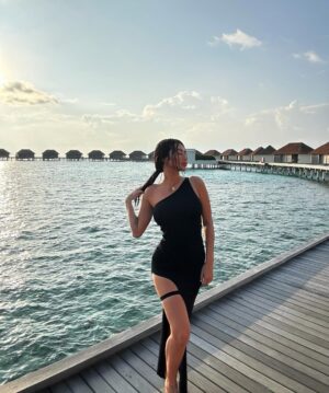 Ratu Felisha Instagram - Day 3 of the moanas life 🌺
@makarawear