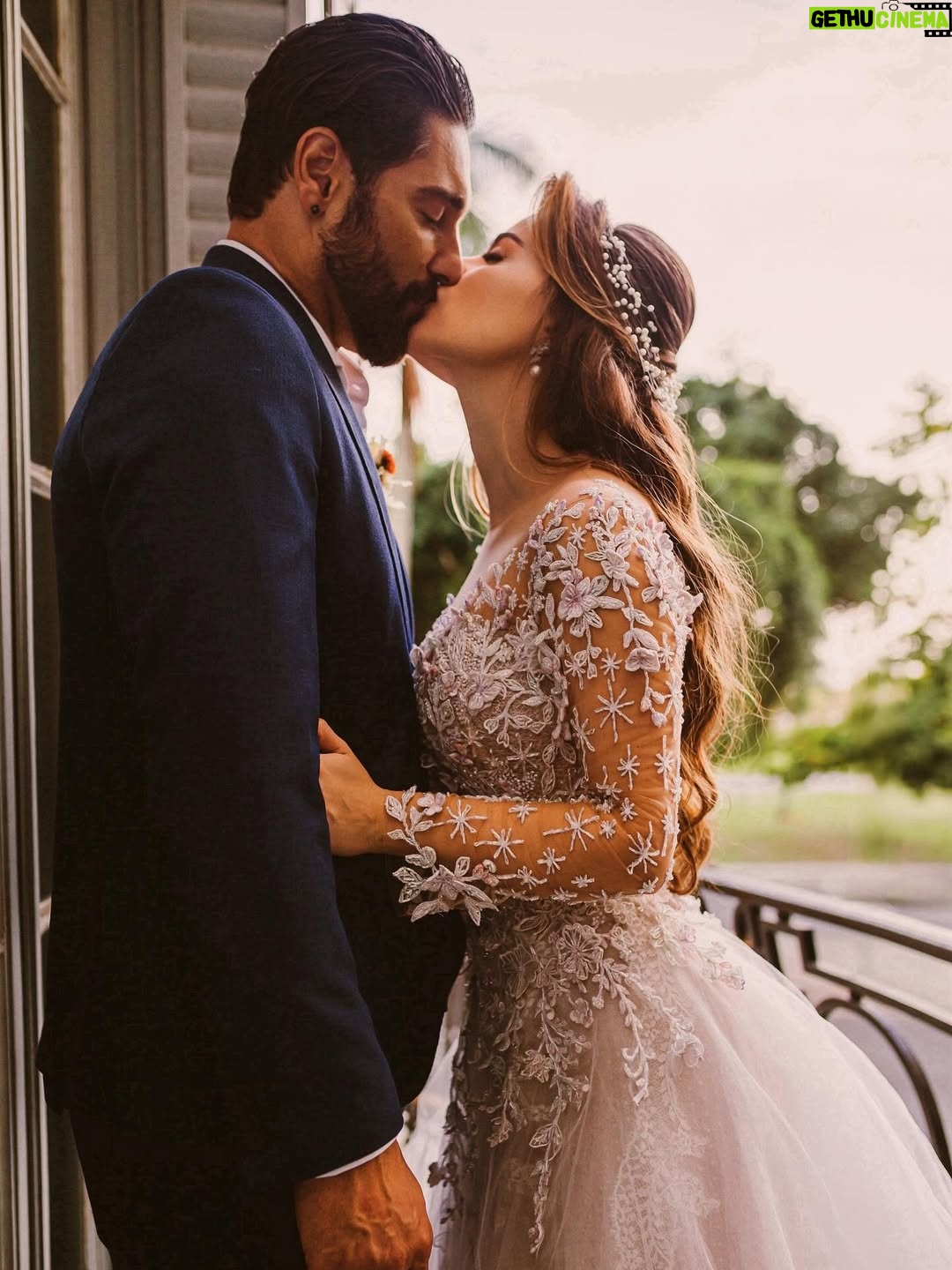 Rayanne Morais - 52K Likes - 💍 2 anos. 2 votos 🫶🏻 1 propósito 🙏🏻

Deus transformou nossa história em testemunho e nos fez viver o extraordinário.
Somos a prova viva de que a verdade sempre se transforma em testemunho. Nada neste mundo, nem ninguém, pode parar ou anular os planos de Deus.
O inferno tentou, mas Deus transformou até as batalhas em instrumentos de vitória. A verdade se tornou testemunho da fidelidade do Senhor em nossas vidas.

Hoje entendemos: somos mais do que um casal, somos uma união de propósito. O extraordinário sempre esteve reservado para nós.

E aqui estamos, de mãos dadas, vivendo o nosso felizes para sempre.
Celebrando dois anos de casados de um amor com propósito, um amor que nasceu no coração de Deus. 💍

#moraispecoraro #alexandredultra #vidas #amor #Deus #uniaodepropositos #2anosdecasados #love #married #onlyone
