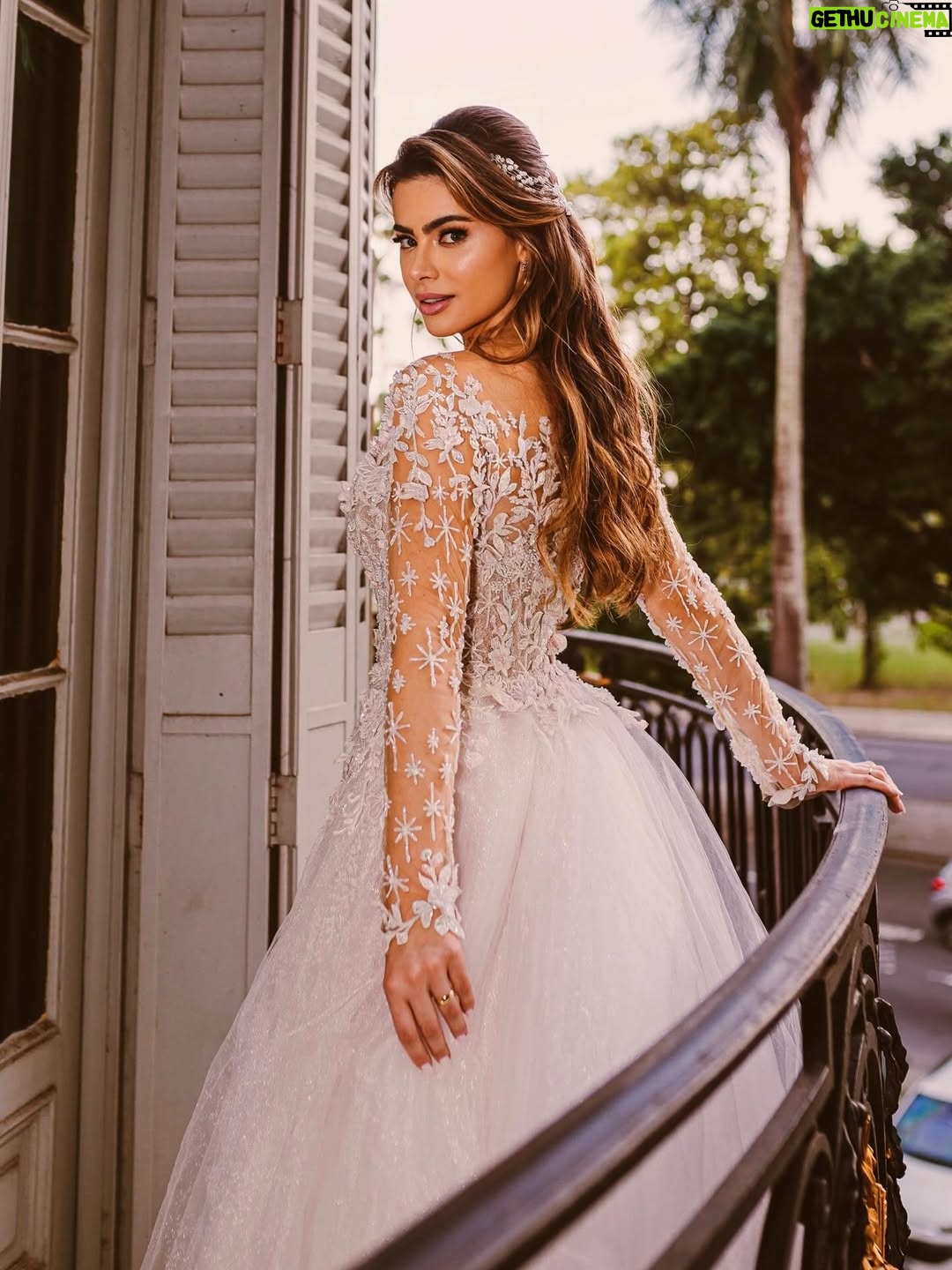 Rayanne Morais - 52K Likes - 💍 2 anos. 2 votos 🫶🏻 1 propósito 🙏🏻

Deus transformou nossa história em testemunho e nos fez viver o extraordinário.
Somos a prova viva de que a verdade sempre se transforma em testemunho. Nada neste mundo, nem ninguém, pode parar ou anular os planos de Deus.
O inferno tentou, mas Deus transformou até as batalhas em instrumentos de vitória. A verdade se tornou testemunho da fidelidade do Senhor em nossas vidas.

Hoje entendemos: somos mais do que um casal, somos uma união de propósito. O extraordinário sempre esteve reservado para nós.

E aqui estamos, de mãos dadas, vivendo o nosso felizes para sempre.
Celebrando dois anos de casados de um amor com propósito, um amor que nasceu no coração de Deus. 💍

#moraispecoraro #alexandredultra #vidas #amor #Deus #uniaodepropositos #2anosdecasados #love #married #onlyone