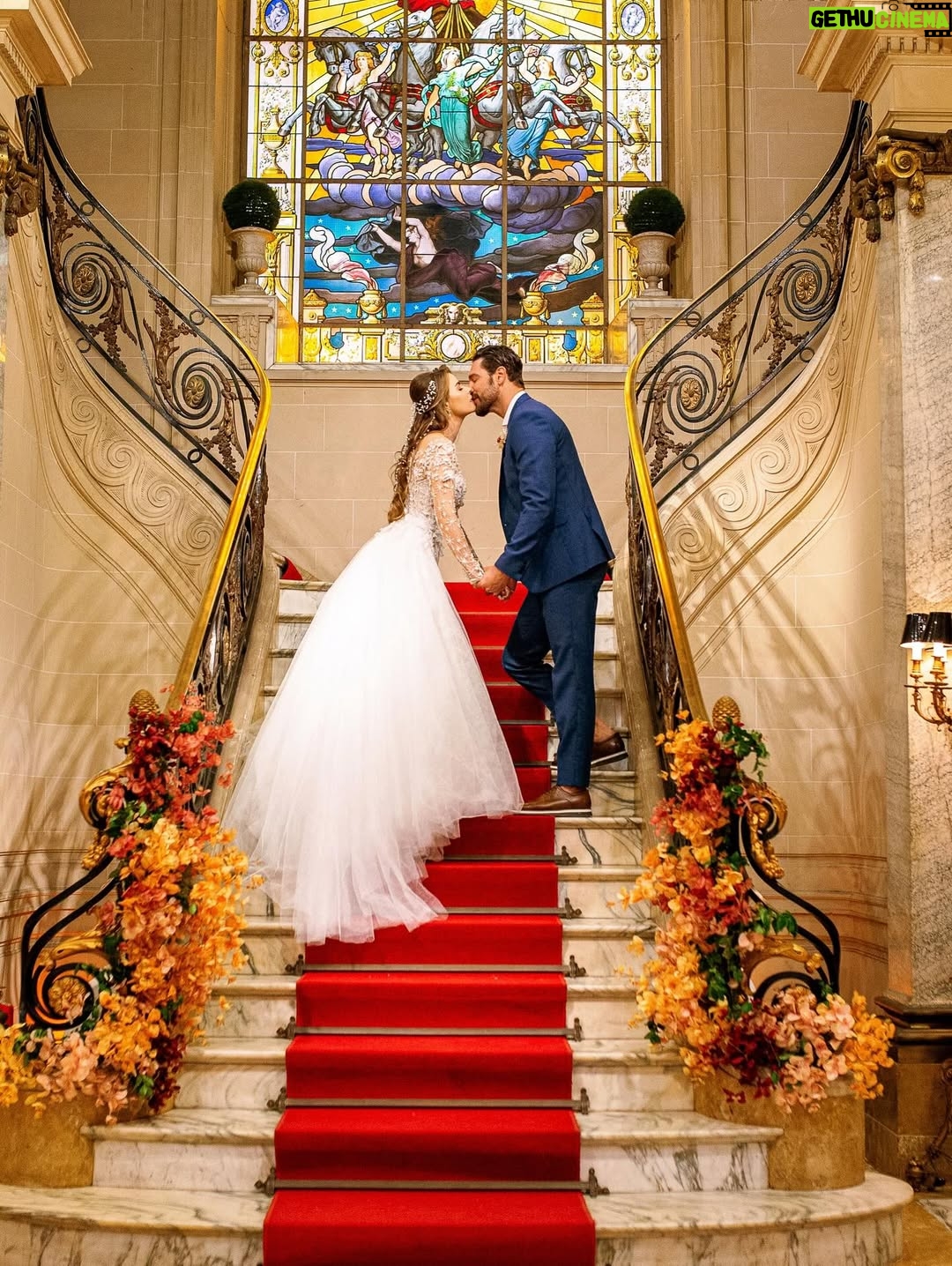 Rayanne Morais - 52K Likes - 💍 2 anos. 2 votos 🫶🏻 1 propósito 🙏🏻

Deus transformou nossa história em testemunho e nos fez viver o extraordinário.
Somos a prova viva de que a verdade sempre se transforma em testemunho. Nada neste mundo, nem ninguém, pode parar ou anular os planos de Deus.
O inferno tentou, mas Deus transformou até as batalhas em instrumentos de vitória. A verdade se tornou testemunho da fidelidade do Senhor em nossas vidas.

Hoje entendemos: somos mais do que um casal, somos uma união de propósito. O extraordinário sempre esteve reservado para nós.

E aqui estamos, de mãos dadas, vivendo o nosso felizes para sempre.
Celebrando dois anos de casados de um amor com propósito, um amor que nasceu no coração de Deus. 💍

#moraispecoraro #alexandredultra #vidas #amor #Deus #uniaodepropositos #2anosdecasados #love #married #onlyone