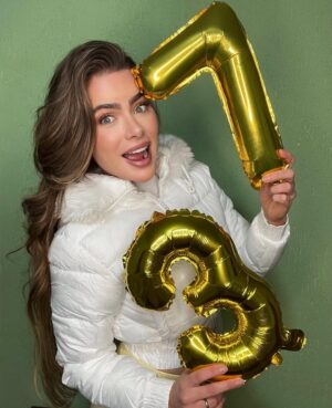 Rayanne Morais Instagram - 37 voltas ao sol ☀️🎂
Com muito amor, com muita alegria e com o coração transbordando de gratidão.
Essas são as minhas fotos de aniversário — com afeto, com conexão, 😜. 
E com Deus no centro de tudo, como sempre foi, como sempre será.

Que venham novos ciclos, novas bênçãos, e muitos outros momentos assim: cheios de amor real. 💛✨

# niver #birthday #familia #amor #deus