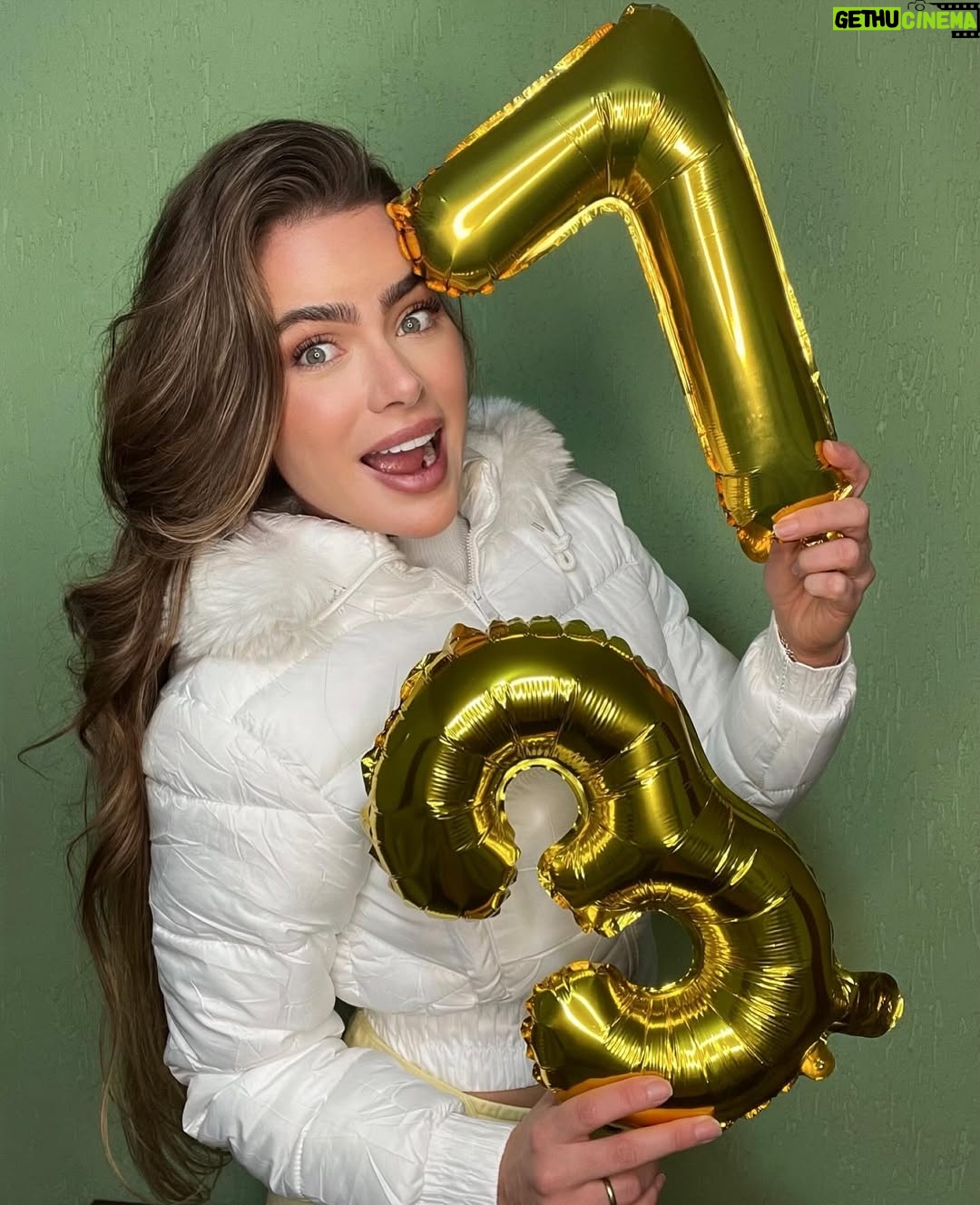 Rayanne Morais - 12.5K Likes - 37 voltas ao sol ☀️🎂
Com muito amor, com muita alegria e com o coração transbordando de gratidão.
Essas são as minhas fotos de aniversário — com afeto, com conexão, 😜. 
E com Deus no centro de tudo, como sempre foi, como sempre será.

Que venham novos ciclos, novas bênçãos, e muitos outros momentos assim: cheios de amor real. 💛✨

# niver #birthday #familia #amor #deus