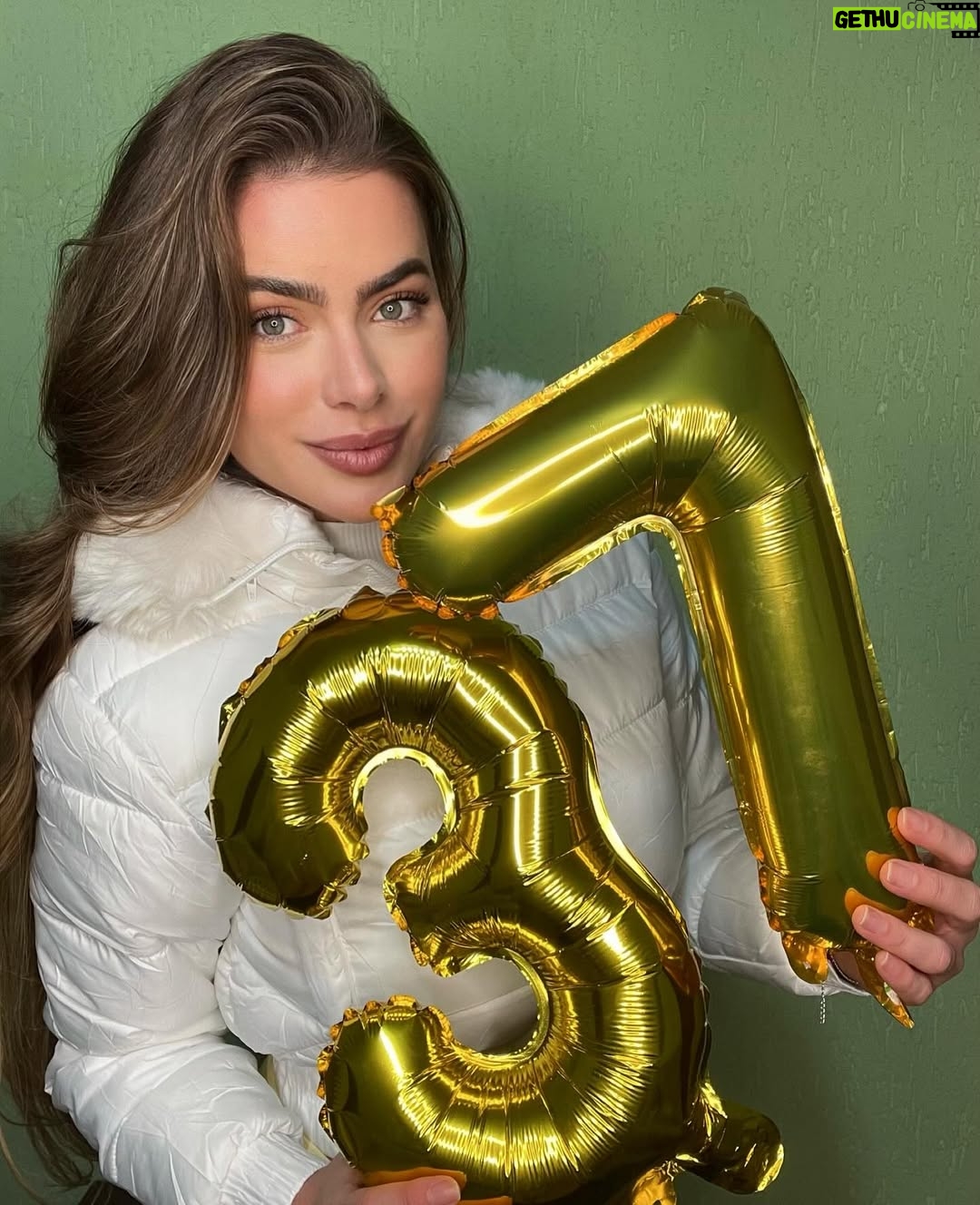 Rayanne Morais - 12.5K Likes - 37 voltas ao sol ☀️🎂
Com muito amor, com muita alegria e com o coração transbordando de gratidão.
Essas são as minhas fotos de aniversário — com afeto, com conexão, 😜. 
E com Deus no centro de tudo, como sempre foi, como sempre será.

Que venham novos ciclos, novas bênçãos, e muitos outros momentos assim: cheios de amor real. 💛✨

# niver #birthday #familia #amor #deus