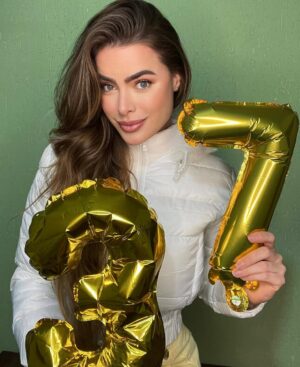 Rayanne Morais Instagram - 37 voltas ao sol ☀️🎂
Com muito amor, com muita alegria e com o coração transbordando de gratidão.
Essas são as minhas fotos de aniversário — com afeto, com conexão, 😜. 
E com Deus no centro de tudo, como sempre foi, como sempre será.

Que venham novos ciclos, novas bênçãos, e muitos outros momentos assim: cheios de amor real. 💛✨

# niver #birthday #familia #amor #deus