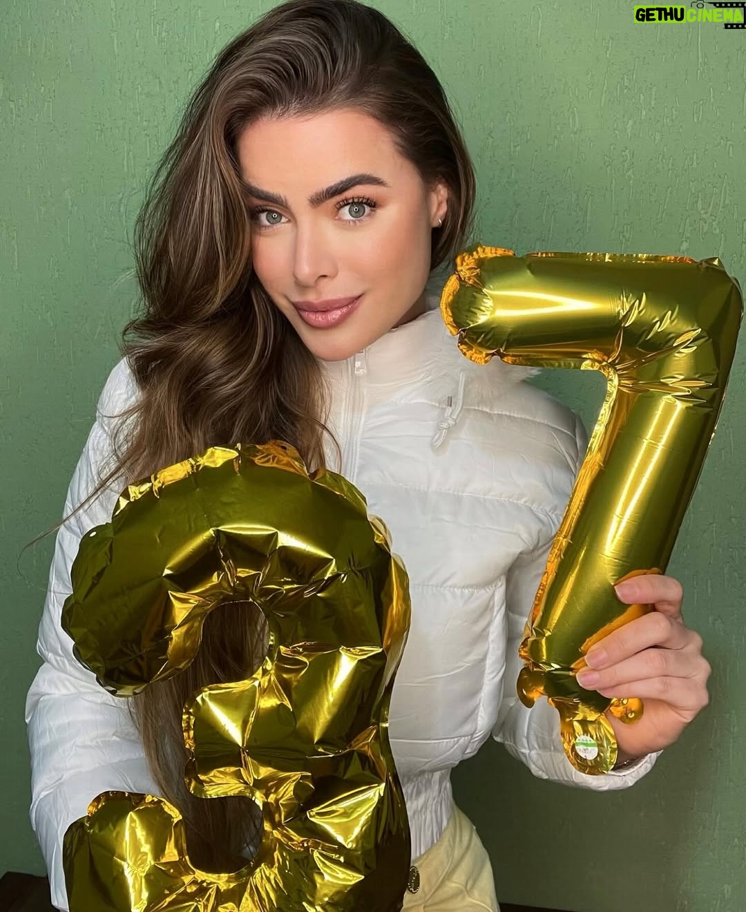 Rayanne Morais - 12.5K Likes - 37 voltas ao sol ☀️🎂
Com muito amor, com muita alegria e com o coração transbordando de gratidão.
Essas são as minhas fotos de aniversário — com afeto, com conexão, 😜. 
E com Deus no centro de tudo, como sempre foi, como sempre será.

Que venham novos ciclos, novas bênçãos, e muitos outros momentos assim: cheios de amor real. 💛✨

# niver #birthday #familia #amor #deus
