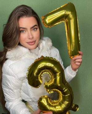 Rayanne Morais Instagram - 37 voltas ao sol ☀️🎂
Com muito amor, com muita alegria e com o coração transbordando de gratidão.
Essas são as minhas fotos de aniversário — com afeto, com conexão, 😜. 
E com Deus no centro de tudo, como sempre foi, como sempre será.

Que venham novos ciclos, novas bênçãos, e muitos outros momentos assim: cheios de amor real. 💛✨

# niver #birthday #familia #amor #deus