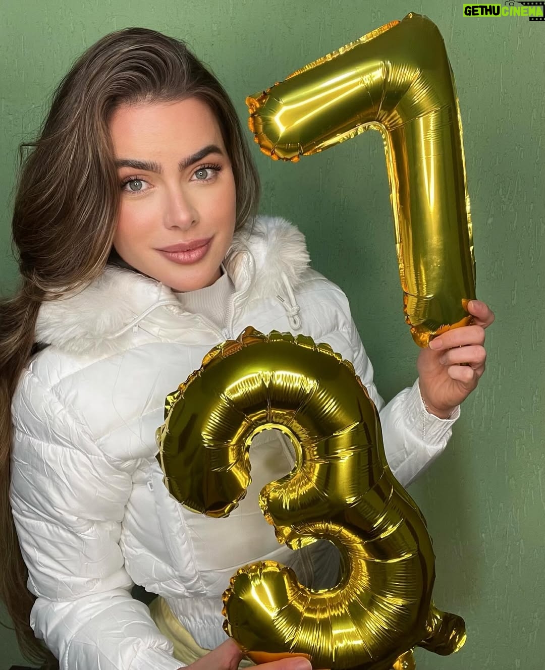 Rayanne Morais - 12.5K Likes - 37 voltas ao sol ☀️🎂
Com muito amor, com muita alegria e com o coração transbordando de gratidão.
Essas são as minhas fotos de aniversário — com afeto, com conexão, 😜. 
E com Deus no centro de tudo, como sempre foi, como sempre será.

Que venham novos ciclos, novas bênçãos, e muitos outros momentos assim: cheios de amor real. 💛✨

# niver #birthday #familia #amor #deus