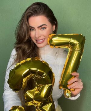 Rayanne Morais Instagram - 37 voltas ao sol ☀️🎂
Com muito amor, com muita alegria e com o coração transbordando de gratidão.
Essas são as minhas fotos de aniversário — com afeto, com conexão, 😜. 
E com Deus no centro de tudo, como sempre foi, como sempre será.

Que venham novos ciclos, novas bênçãos, e muitos outros momentos assim: cheios de amor real. 💛✨

# niver #birthday #familia #amor #deus