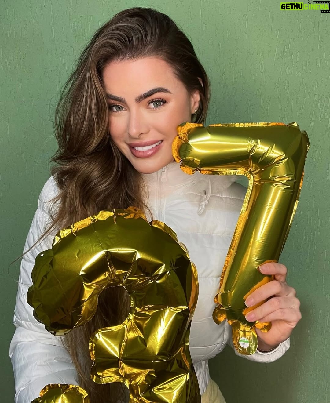 Rayanne Morais - 12.5K Likes - 37 voltas ao sol ☀️🎂
Com muito amor, com muita alegria e com o coração transbordando de gratidão.
Essas são as minhas fotos de aniversário — com afeto, com conexão, 😜. 
E com Deus no centro de tudo, como sempre foi, como sempre será.

Que venham novos ciclos, novas bênçãos, e muitos outros momentos assim: cheios de amor real. 💛✨

# niver #birthday #familia #amor #deus