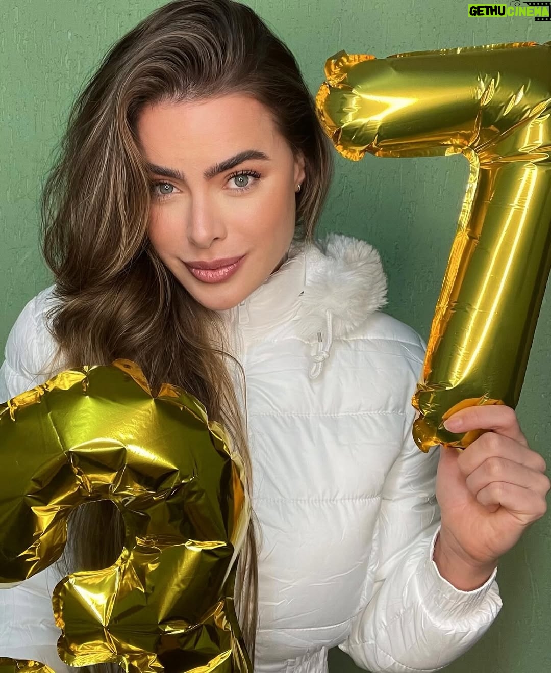Rayanne Morais - 12.5K Likes - 37 voltas ao sol ☀️🎂
Com muito amor, com muita alegria e com o coração transbordando de gratidão.
Essas são as minhas fotos de aniversário — com afeto, com conexão, 😜. 
E com Deus no centro de tudo, como sempre foi, como sempre será.

Que venham novos ciclos, novas bênçãos, e muitos outros momentos assim: cheios de amor real. 💛✨

# niver #birthday #familia #amor #deus