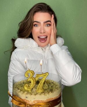 Rayanne Morais Instagram - 37 voltas ao sol ☀️🎂
Com muito amor, com muita alegria e com o coração transbordando de gratidão.
Essas são as minhas fotos de aniversário — com afeto, com conexão, 😜. 
E com Deus no centro de tudo, como sempre foi, como sempre será.

Que venham novos ciclos, novas bênçãos, e muitos outros momentos assim: cheios de amor real. 💛✨

# niver #birthday #familia #amor #deus