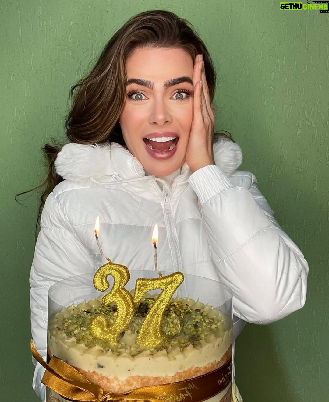 Rayanne Morais - 12.5K Likes - 37 voltas ao sol ☀️🎂
Com muito amor, com muita alegria e com o coração transbordando de gratidão.
Essas são as minhas fotos de aniversário — com afeto, com conexão, 😜. 
E com Deus no centro de tudo, como sempre foi, como sempre será.

Que venham novos ciclos, novas bênçãos, e muitos outros momentos assim: cheios de amor real. 💛✨

# niver #birthday #familia #amor #deus