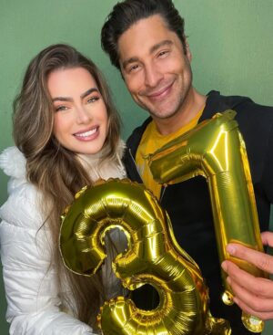 Rayanne Morais Instagram - 37 voltas ao sol ☀️🎂
Com muito amor, com muita alegria e com o coração transbordando de gratidão.
Essas são as minhas fotos de aniversário — com afeto, com conexão, 😜. 
E com Deus no centro de tudo, como sempre foi, como sempre será.

Que venham novos ciclos, novas bênçãos, e muitos outros momentos assim: cheios de amor real. 💛✨

# niver #birthday #familia #amor #deus