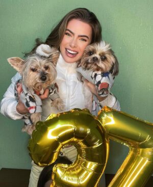 Rayanne Morais Instagram - 37 voltas ao sol ☀️🎂
Com muito amor, com muita alegria e com o coração transbordando de gratidão.
Essas são as minhas fotos de aniversário — com afeto, com conexão, 😜. 
E com Deus no centro de tudo, como sempre foi, como sempre será.

Que venham novos ciclos, novas bênçãos, e muitos outros momentos assim: cheios de amor real. 💛✨

# niver #birthday #familia #amor #deus