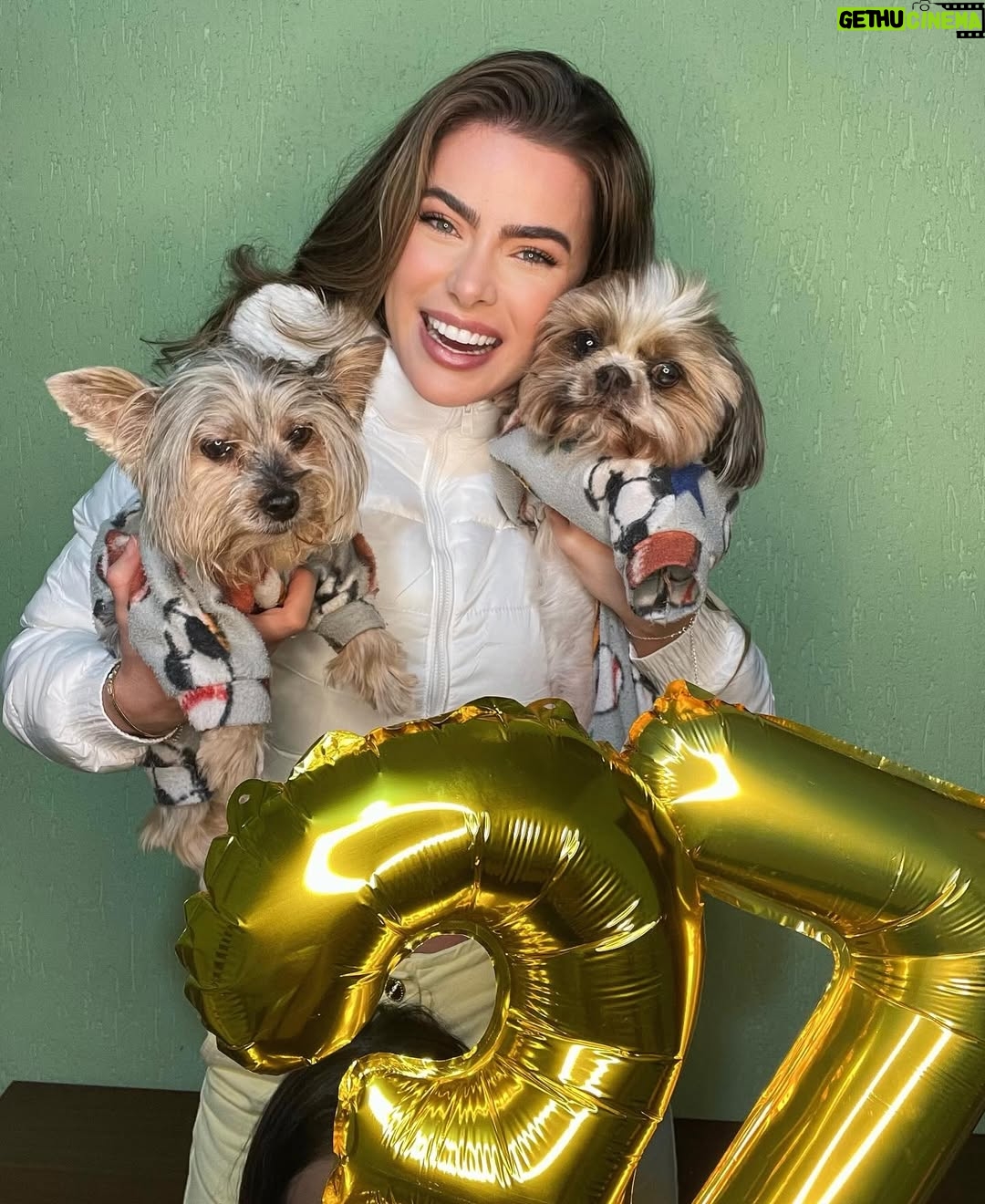 Rayanne Morais - 12.5K Likes - 37 voltas ao sol ☀️🎂
Com muito amor, com muita alegria e com o coração transbordando de gratidão.
Essas são as minhas fotos de aniversário — com afeto, com conexão, 😜. 
E com Deus no centro de tudo, como sempre foi, como sempre será.

Que venham novos ciclos, novas bênçãos, e muitos outros momentos assim: cheios de amor real. 💛✨

# niver #birthday #familia #amor #deus