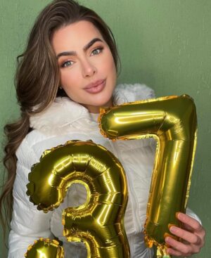 Rayanne Morais Instagram - 37 voltas ao sol ☀️🎂
Com muito amor, com muita alegria e com o coração transbordando de gratidão.
Essas são as minhas fotos de aniversário — com afeto, com conexão, 😜. 
E com Deus no centro de tudo, como sempre foi, como sempre será.

Que venham novos ciclos, novas bênçãos, e muitos outros momentos assim: cheios de amor real. 💛✨

# niver #birthday #familia #amor #deus