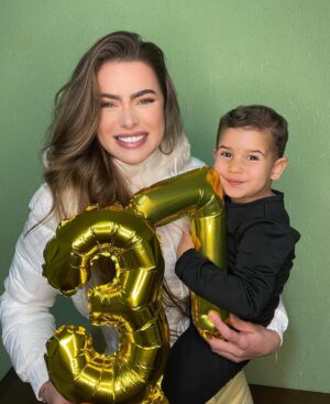 Rayanne Morais Instagram - 37 voltas ao sol ☀️🎂
Com muito amor, com muita alegria e com o coração transbordando de gratidão.
Essas são as minhas fotos de aniversário — com afeto, com conexão, 😜. 
E com Deus no centro de tudo, como sempre foi, como sempre será.

Que venham novos ciclos, novas bênçãos, e muitos outros momentos assim: cheios de amor real. 💛✨

# niver #birthday #familia #amor #deus