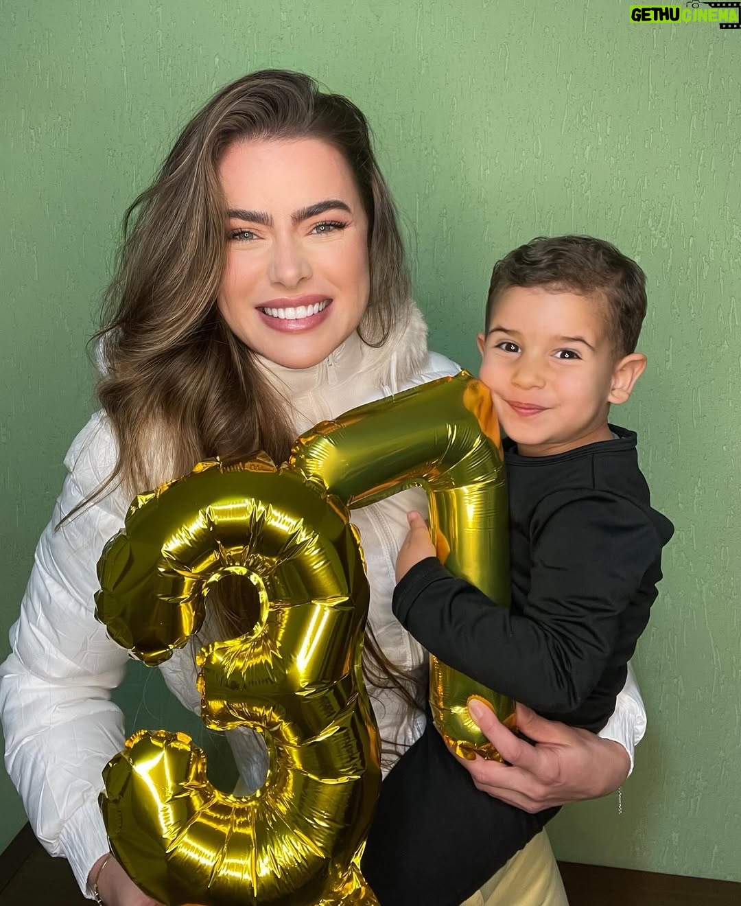 Rayanne Morais - 12.5K Likes - 37 voltas ao sol ☀️🎂
Com muito amor, com muita alegria e com o coração transbordando de gratidão.
Essas são as minhas fotos de aniversário — com afeto, com conexão, 😜. 
E com Deus no centro de tudo, como sempre foi, como sempre será.

Que venham novos ciclos, novas bênçãos, e muitos outros momentos assim: cheios de amor real. 💛✨

# niver #birthday #familia #amor #deus