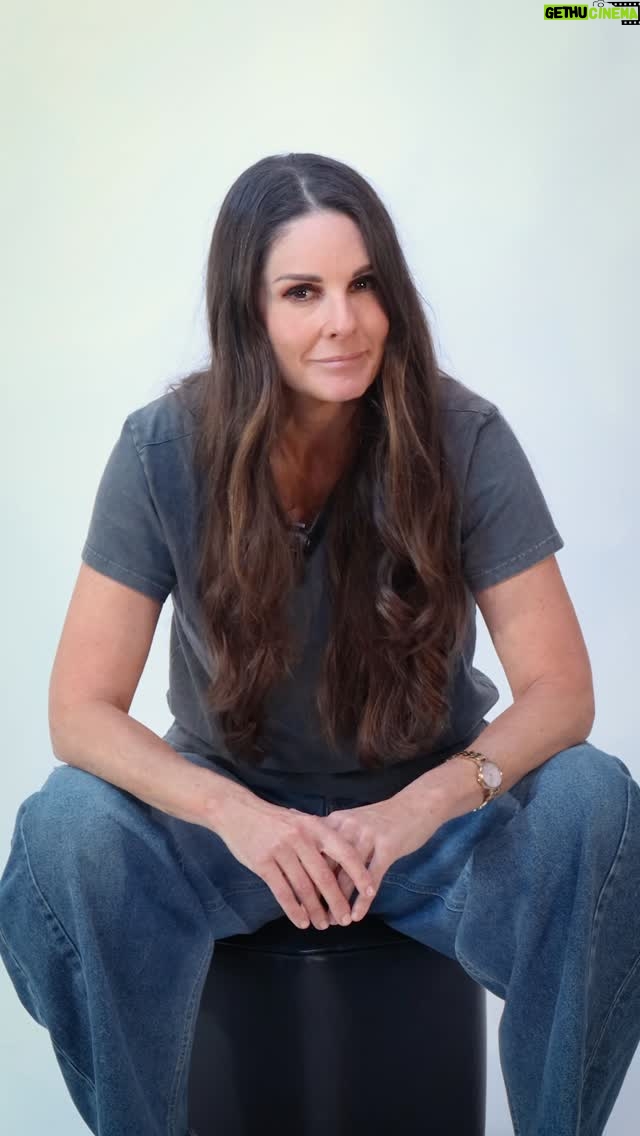 Rebeca Escribens - 6.5K Likes - Adopta, NO COMPRES!
Es lo que entendí después de comprar a mi Leo y volver a conectarme con mi mundo animal. 
Yo no rescato animales, no me voy hasta los quintos infiernos como lo hace @gabyalrescate  para salvar de la maldad e indiferencia humana a muchos animalitos.
Lo que hago señores, es no ser indiferente ante el abandono que se cuadra frente a mí y muchas veces interrumpe mi camino, dejando éste de lado y cualquier apuro para hacerme cargo y luego pedir ayuda. 
Luego empiezan las malas noches, la angustia, la preocupación por la plata que se gasta, los largos días, semanas y meses de incertidumbre, esperando que alguien decida asumir la tremenda responsabilidad de adoptar el verdadero amor. 
No me tagees ni me mandes mensajes mostrándome un caso de abandono o maltrato animal si no vas a estar dispuesto y comprometido a sacarlo adelante conmigo.
Así no se hace! 

A Koko lo encontré en la puerta del canal. Raquítico, con las costillas que se le salían y con un sin fin de dolencias y enfermedades. 
2 meses después, está recuperado, sano, castrado y lo más importante, FELIZ. Tiene 1 año y medio aproximadamente.
Actualmente está siendo entrenado por @star_dog_training_lucky para que, cuando aparezca el ser humano que se enamore de él, esté listo en todo el sentido de la palabra. 
 
La gran Eva María la rescatamos de un espacio denigrante que utilizaba su útero para reproducir cachorros para luego ser vendidos. 
Después de semanas de tratamientos y mucho amor, hoy se viene recuperando satisfactoriamente.

Todos estos casos sacados adelante incluyendo a mi Gringo, Lolita, Max, se pudo realizar gracias a los extraordinarios profesionales que hay en @polovet.oficial y a la confianza depositada en @gabyalrescate y en mí cuando donan, sea dinero, comida, etc. 
Gracias a @bigballs.peru por enviarme alimentos. 
Si hay más empresas que se quieran sumar, aquí estamos! 

GRACIAS A TODOS POR LEERME. 
Buen sábado 🩷

AH! Y me ayudarías mucho si compartes este video. 
#adoptanocompres❤️ #amoranimal #amor #animalesfelices