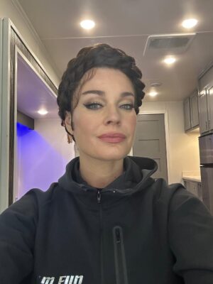 Rebecca Romijn Instagram - Season Three ✅ A huge thank you to the incredible cast and crew for another great season, here’s to Season Four! 🖖