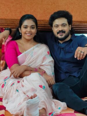 Rebecca Santhosh Instagram - “That’s how we overcome every challenge and keep moving forward, and in time everything falls into place.❤️🥰❤️‍🩹

#arunolympion #chembaneerpoovu #sachi #revathy #rebecca #arunolympion #arunnair#bepositive #behappy #bekind #spreadpositivevibes #spreadlove #couplesgoals #cuple #asianet #trending #trendingreels #fun #kochidiaries #kochi #calicutbeach #calicut #retrô #godsowncountry #instagramreels #tamilactress #actor #tamilstatus #hydrabad
