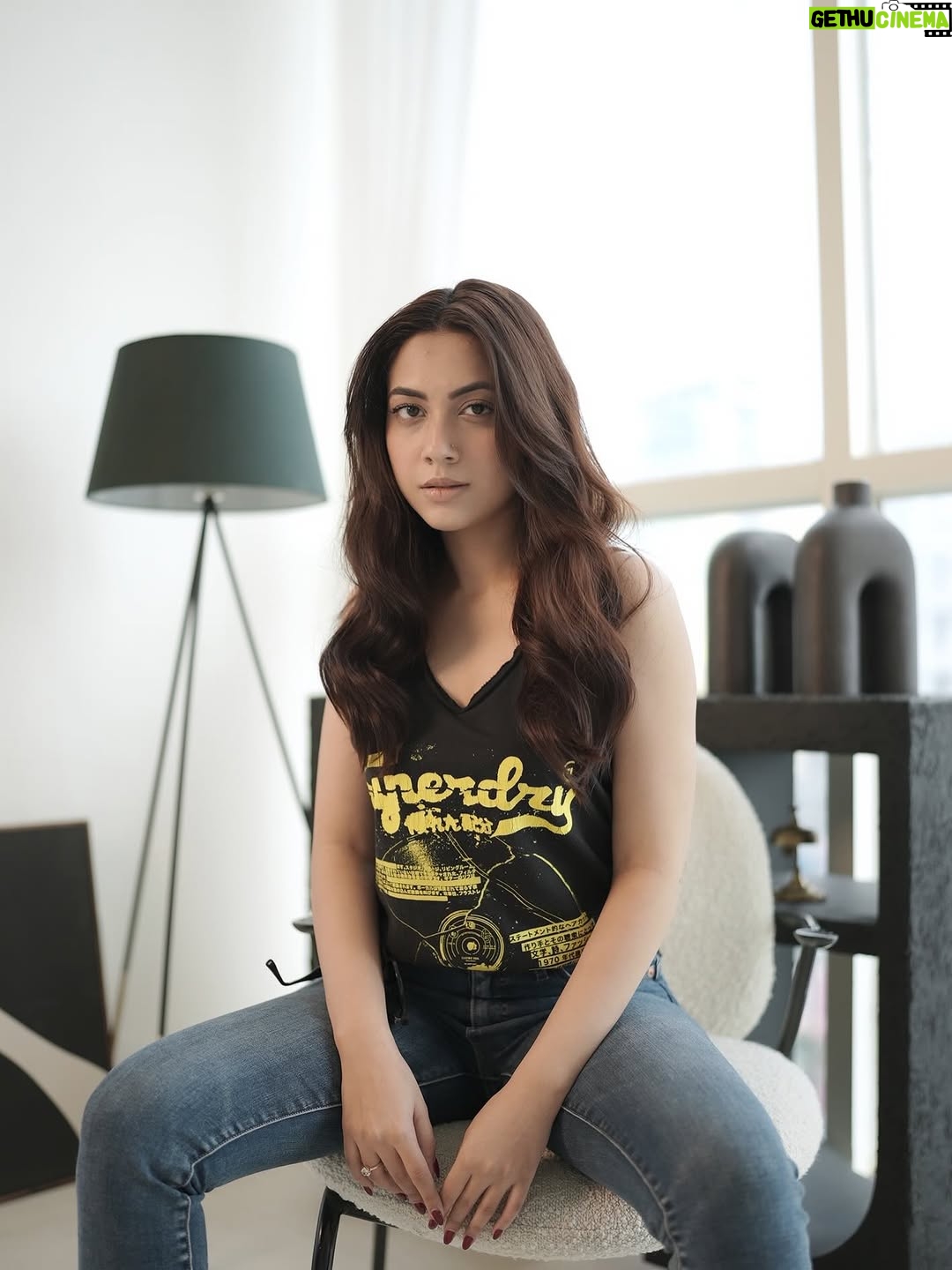 Reem Shaikh - 289.1K Likes - Kade milke betho 🖤