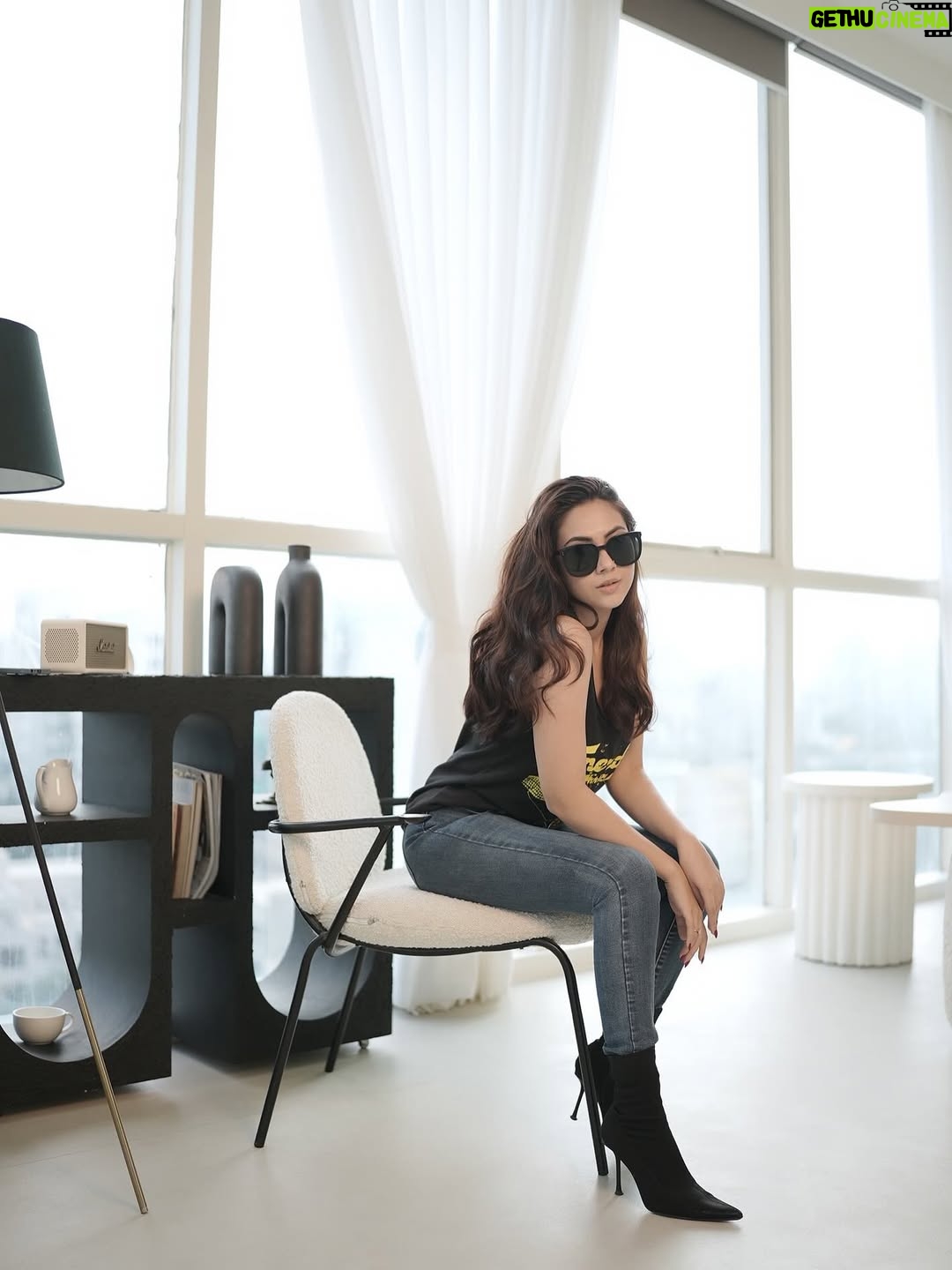 Reem Shaikh - 289.1K Likes - Kade milke betho 🖤
